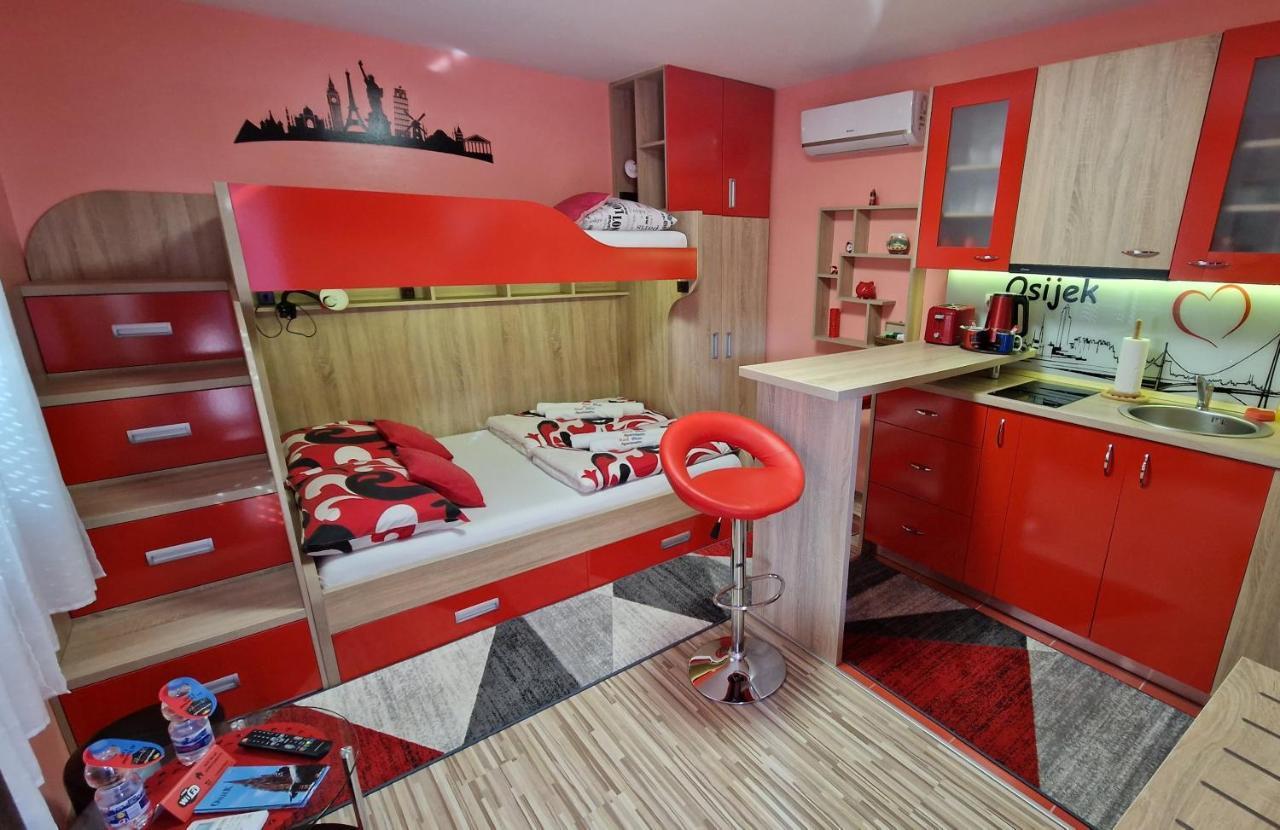 Design Apartments Red Blue 奥西耶克 外观 照片