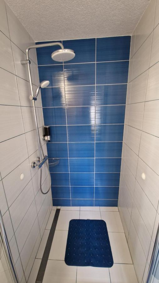 Design Apartments Red Blue 奥西耶克 外观 照片