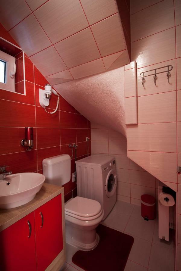 Design Apartments Red Blue 奥西耶克 外观 照片