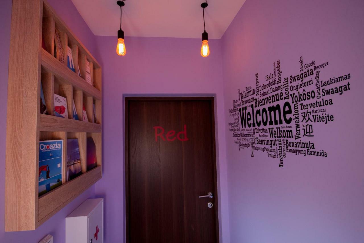 Design Apartments Red Blue 奥西耶克 外观 照片