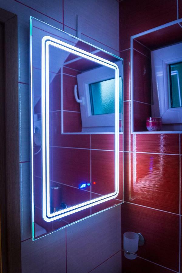 Design Apartments Red Blue 奥西耶克 外观 照片