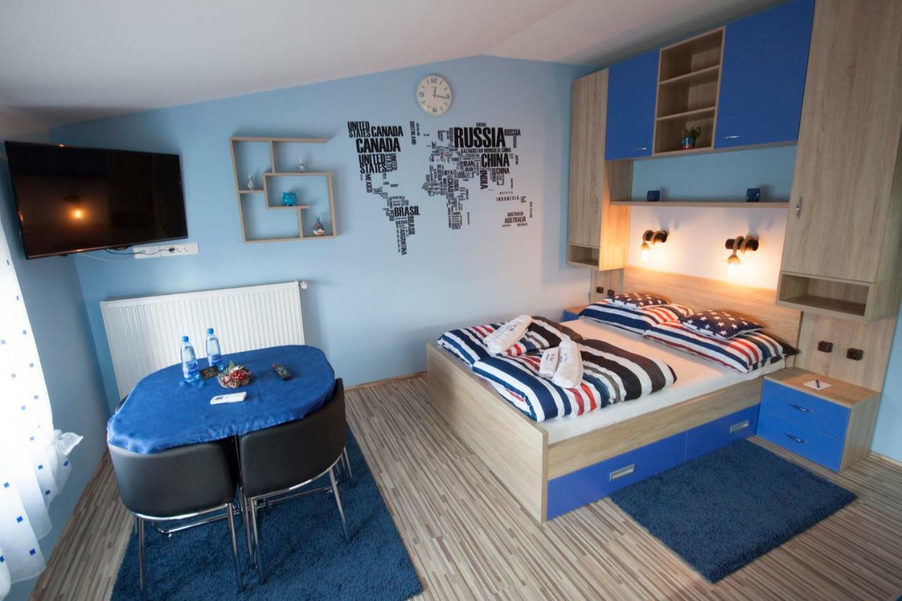 Design Apartments Red Blue 奥西耶克 外观 照片
