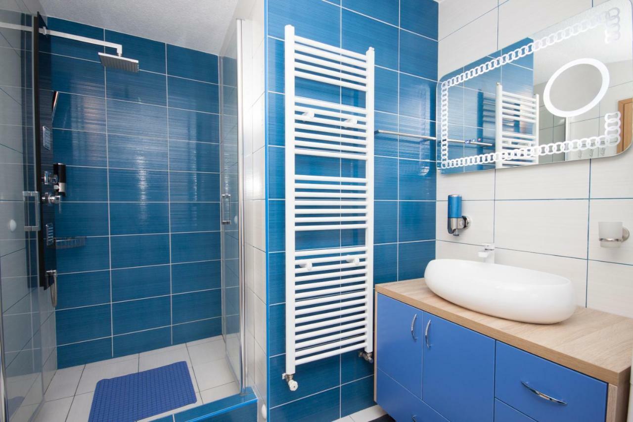 Design Apartments Red Blue 奥西耶克 外观 照片